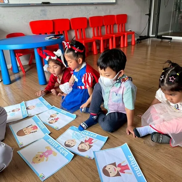 ครูต่างชาติสอนเด็ก UpskillEnglish โรงเรียนสอนภาษาอังกฤษ