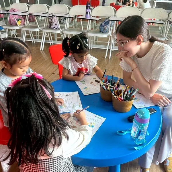 บรรยากาศห้องเรียนภาษาอังกฤษ กลุ่มเล็ก UpskillEnglish